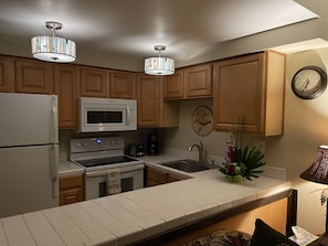 Fridge, microwave, oven, stovetop - Oceanfront, Luxurious Bed & Bedding, Air Conditioned, fast WiFi! (Maalaea)