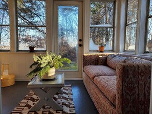 Fernseher, Kamin, Bücher