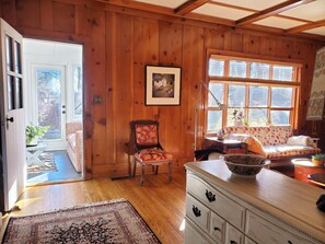 Télévision, cheminée, livres