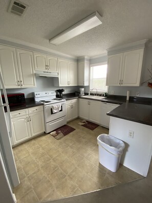 ثلاجة، ميكروويف، موقد طهي مسطح، غسالة أطباق