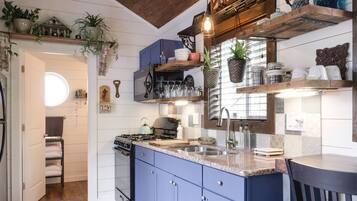 Geladeira grande, micro-ondas, fogão, cooktop