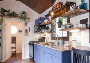 Full-size fridge, microwave, oven, stovetop