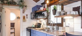 Spacious, peaceful tiny house retreat, half a block to Alberta, AC