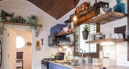 Spacious, peaceful tiny house retreat, half a block to Alberta, AC