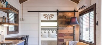 Spacious, peaceful tiny house retreat, AC, half a block to Alberta Arts District