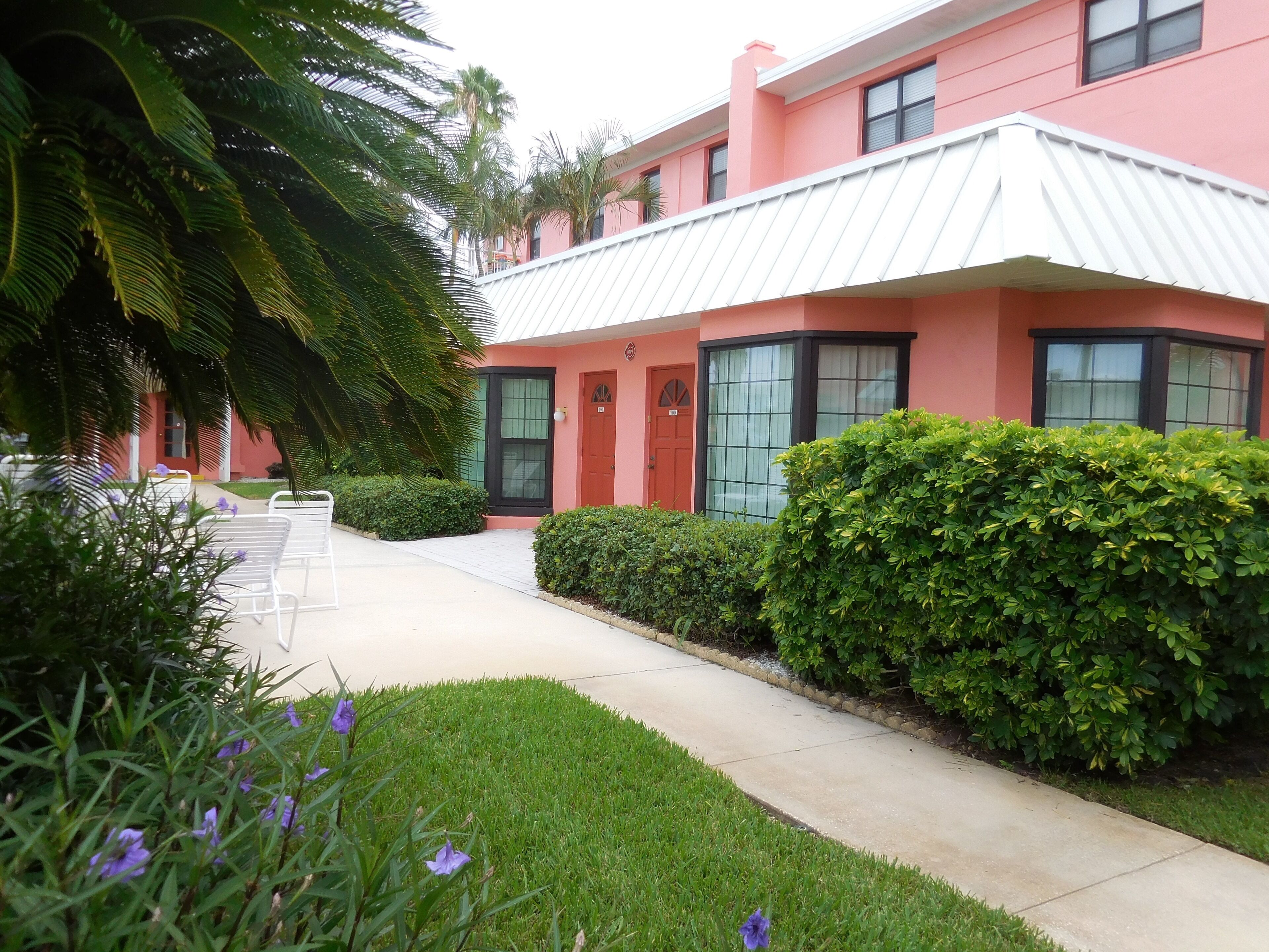 Spacious 2 bedroom 1.5 bath across from the beach