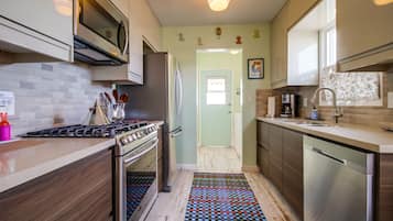 KĂŒhlschrank, Mikrowelle, Ofen, Herdplatte