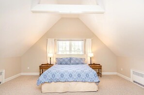 4 bedrooms, desk, iron/ironing board, WiFi