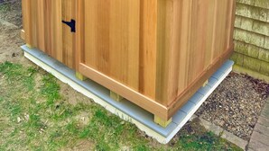 Ein Holz-Außenlagerfachwerk mit Klappentür und flacher Oberseite.