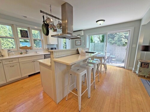 Walk to Edgartown Wharf - Upgraded Vineyard Home with AC and Outdoor Shower