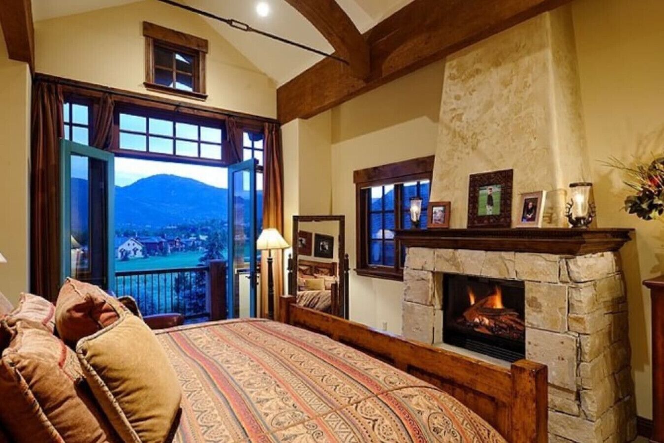 4 chambres, bureau, fer et planche à repasser, lit parapluie