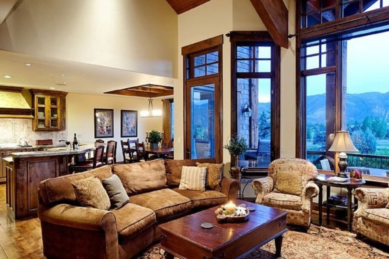 TV connectée, cheminée, lecteur de DVD, table de tennis de table