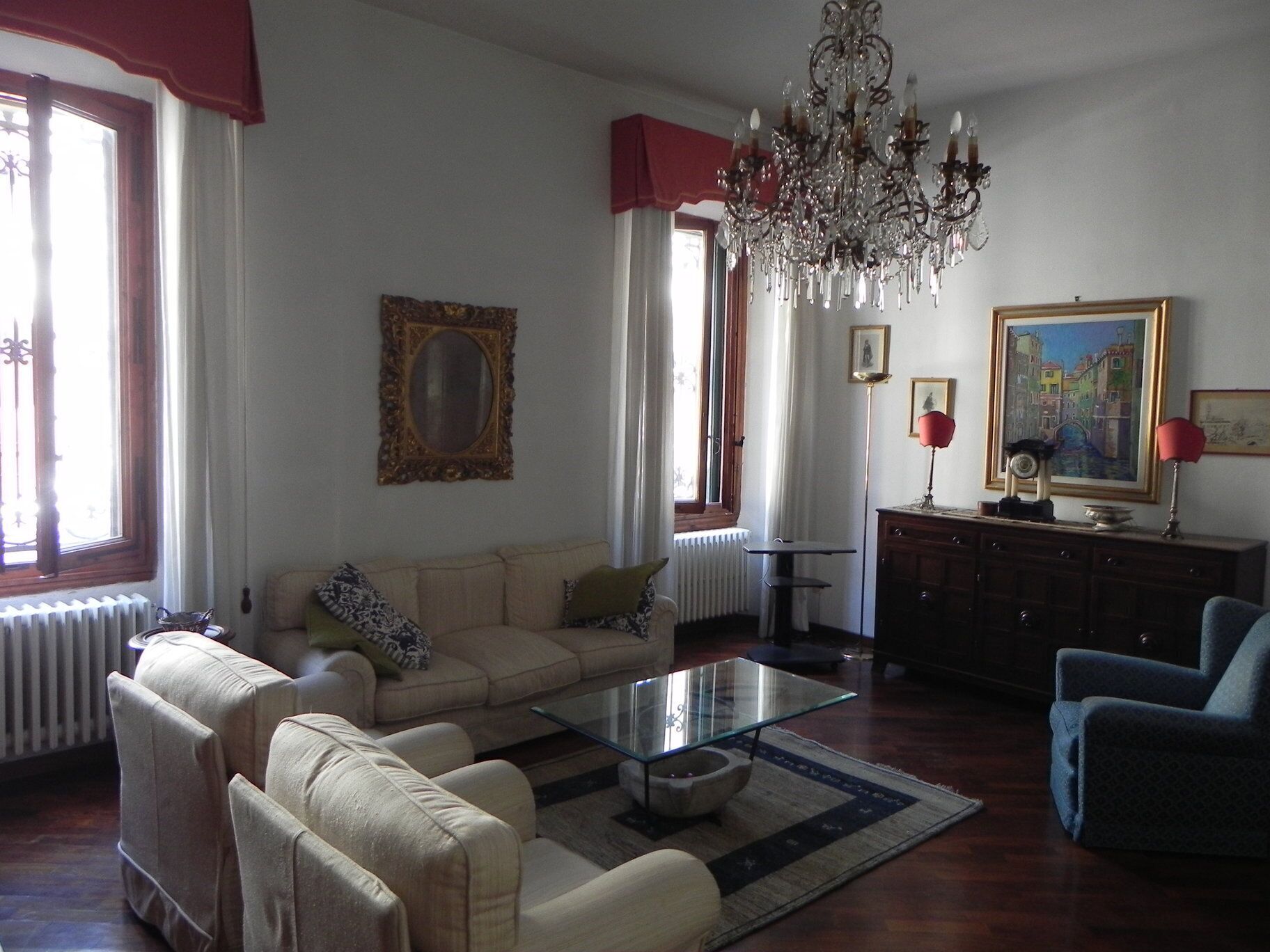 Charming Apartment with Parking - Close To Town Centre