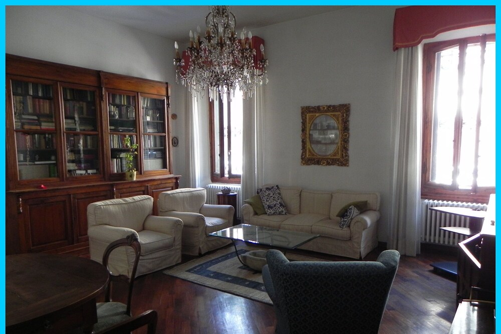 Charming Apartment with Parking - Close To Town Centre