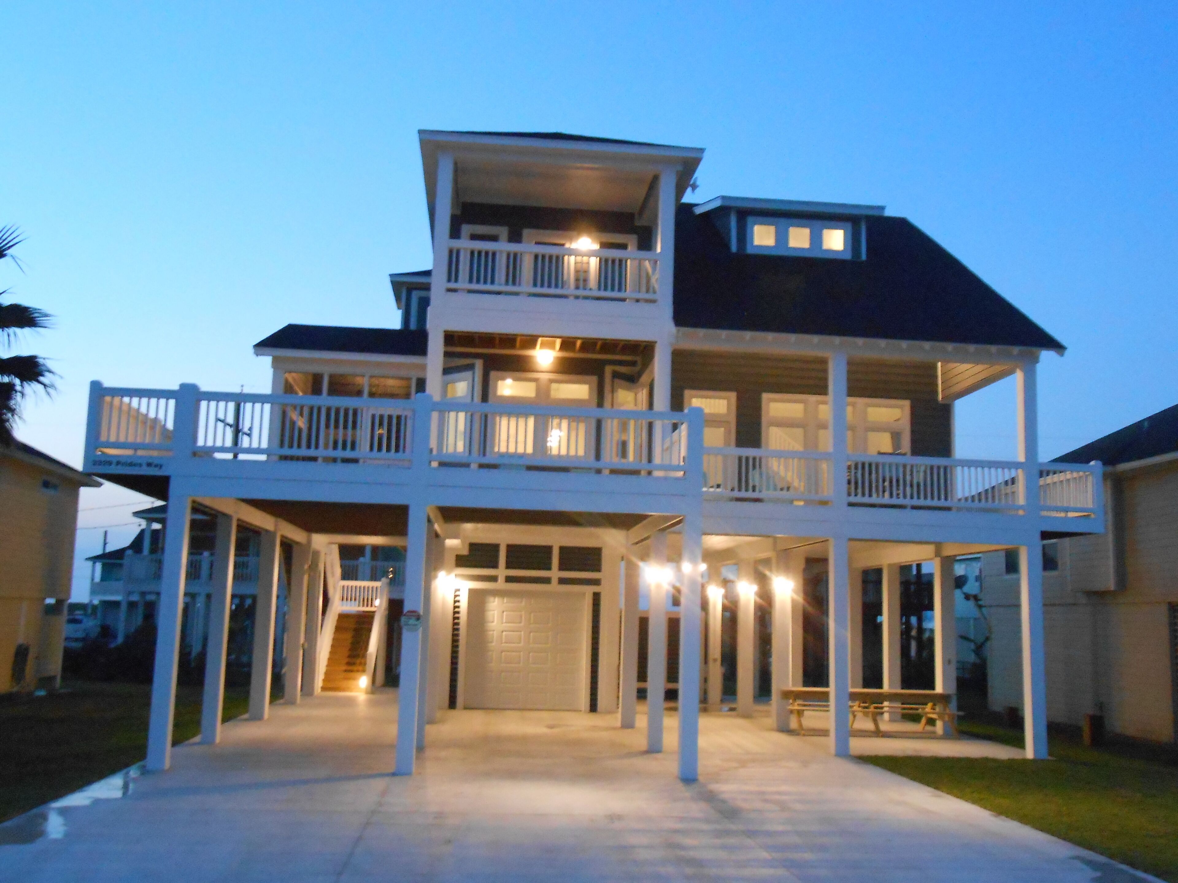 Luxury Beach Home w/Ocean Views. King size bed . Sleeps 10 WIFI Beach views 