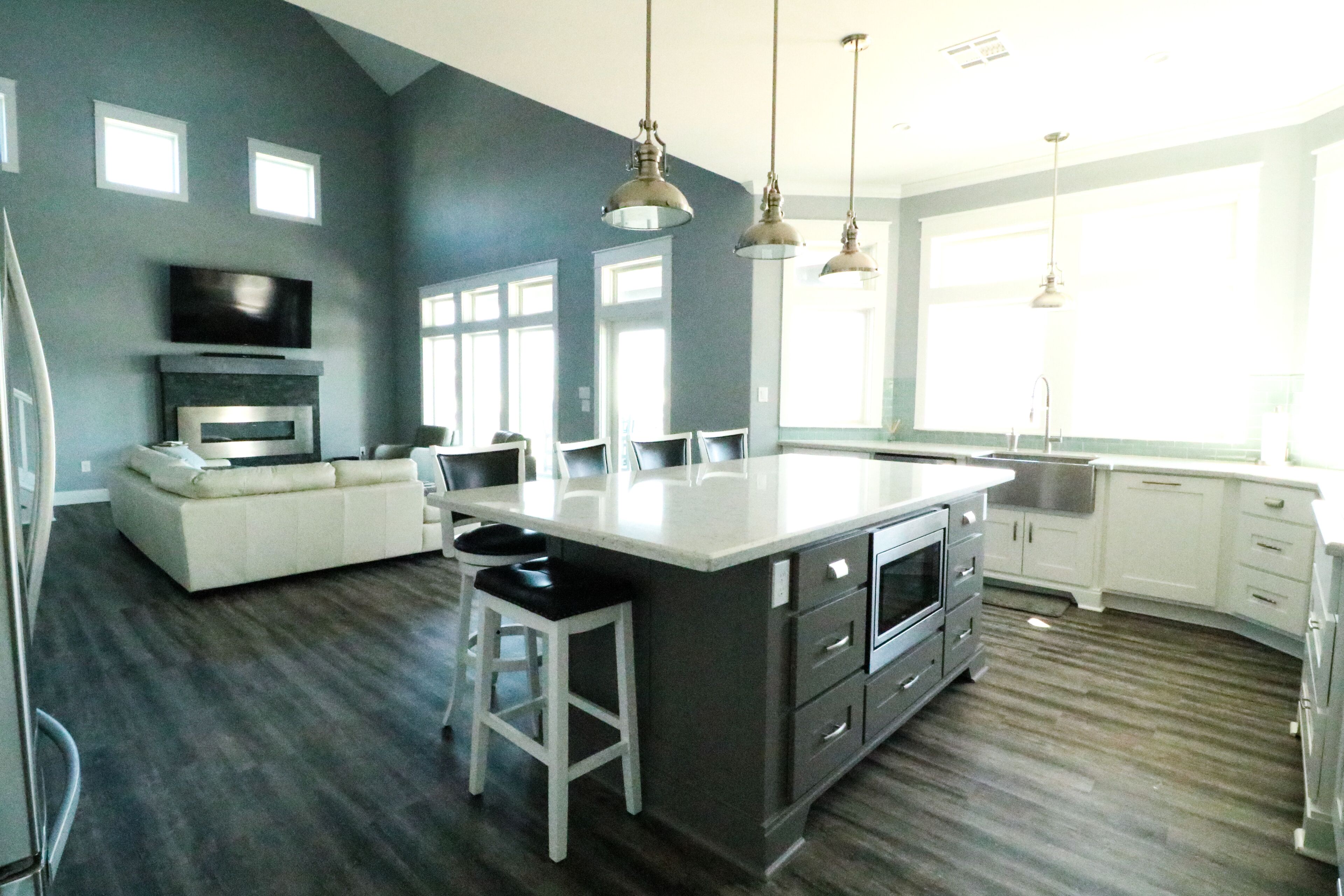 Luxury Beach Home w/Ocean Views. King size bed . Sleeps 10 WIFI Beach views 