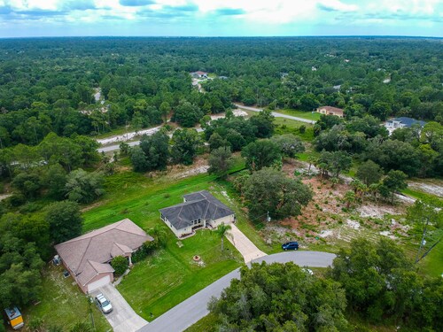 Dunsmuir House-Near Warm Mineral Springs, Beaches, Heron Golf & Water Park- WiFi