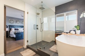 Duschwanne, Haartrockner, Bidet, Handtücher