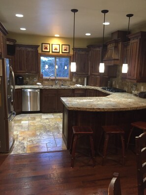 Fridge, microwave, oven, stovetop - Upscale 4 Bedroom Mountain Home With Amazing Views Between Zion and Bryce Canyon (Alton)