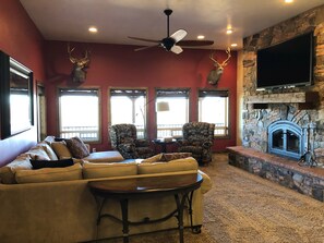 Smart TV, fireplace - Upscale 4 Bedroom Mountain Home With Amazing Views Between Zion and Bryce Canyon (Alton)