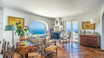 Een smart-tv, een open haard, een dvd-speler en boeken