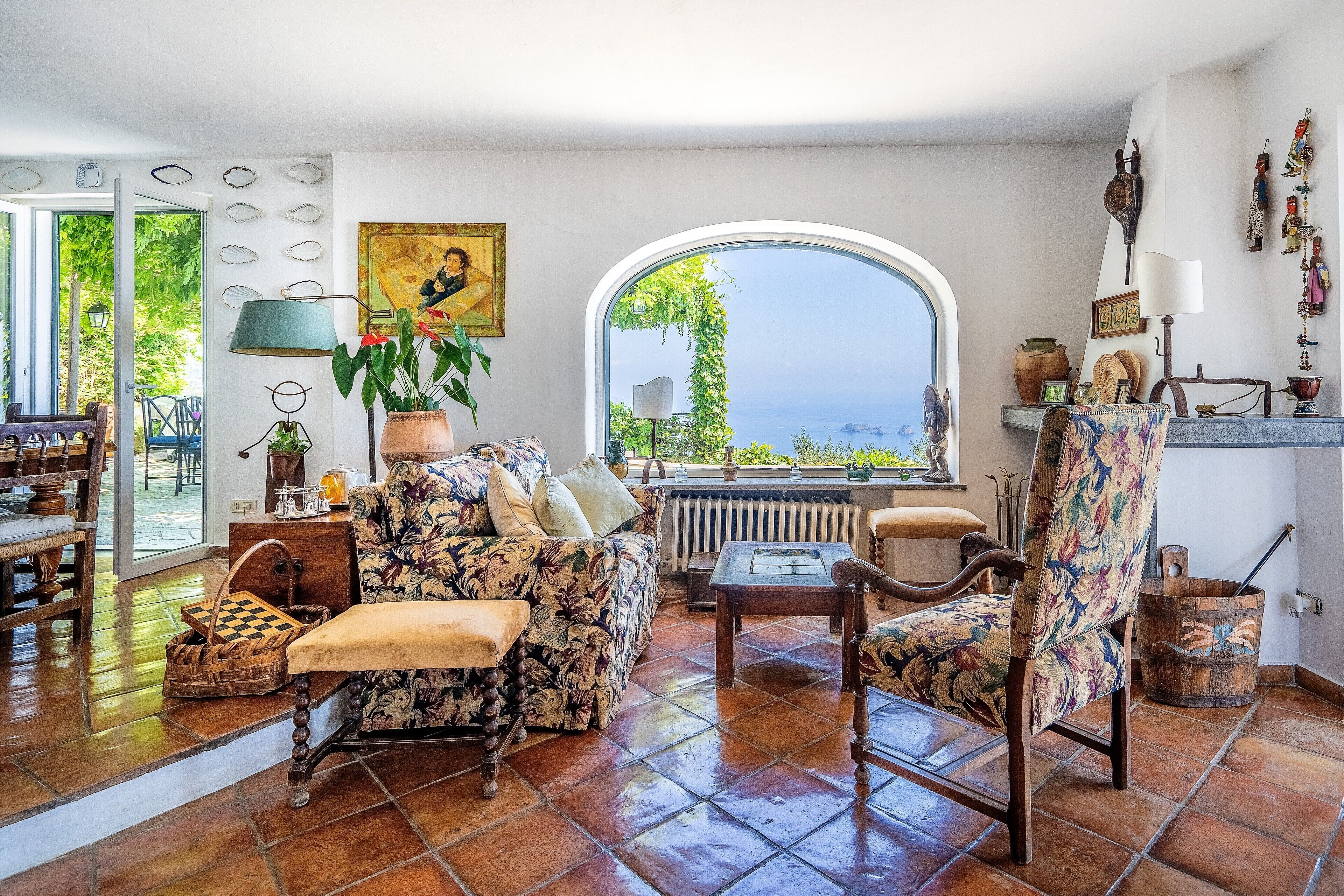 Smart-TV, Kamin, DVD-Player, Bücher