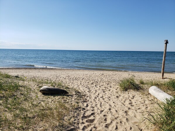 Accommodatie ligt op het strand, ligstoelen