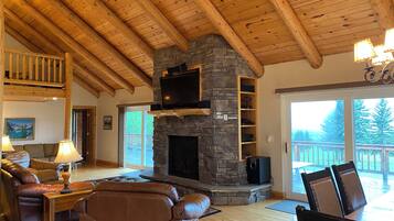 TV connectée, cheminée, lecteur de DVD, baby-foot