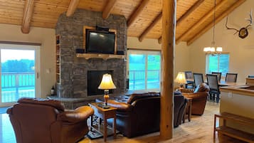 智能电视、壁炉、DVD 播放器、桌上足球