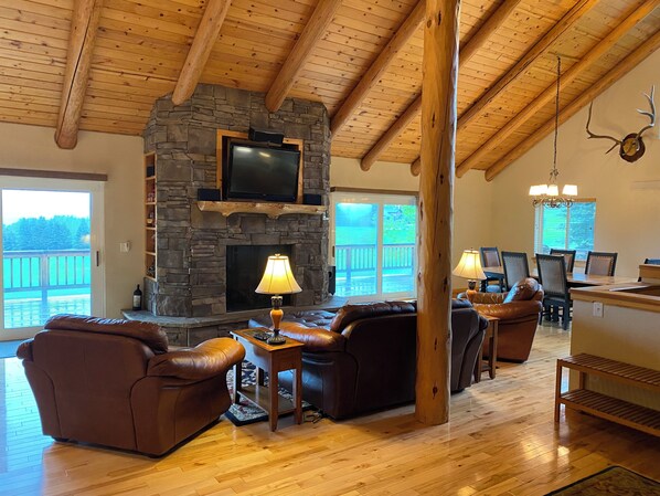 Smart-TV, Kamin, DVD-Player, Tischfußball