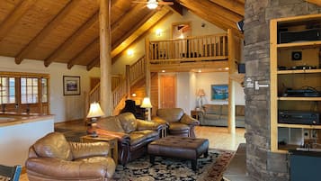 TV connectée, cheminée, lecteur de DVD, baby-foot