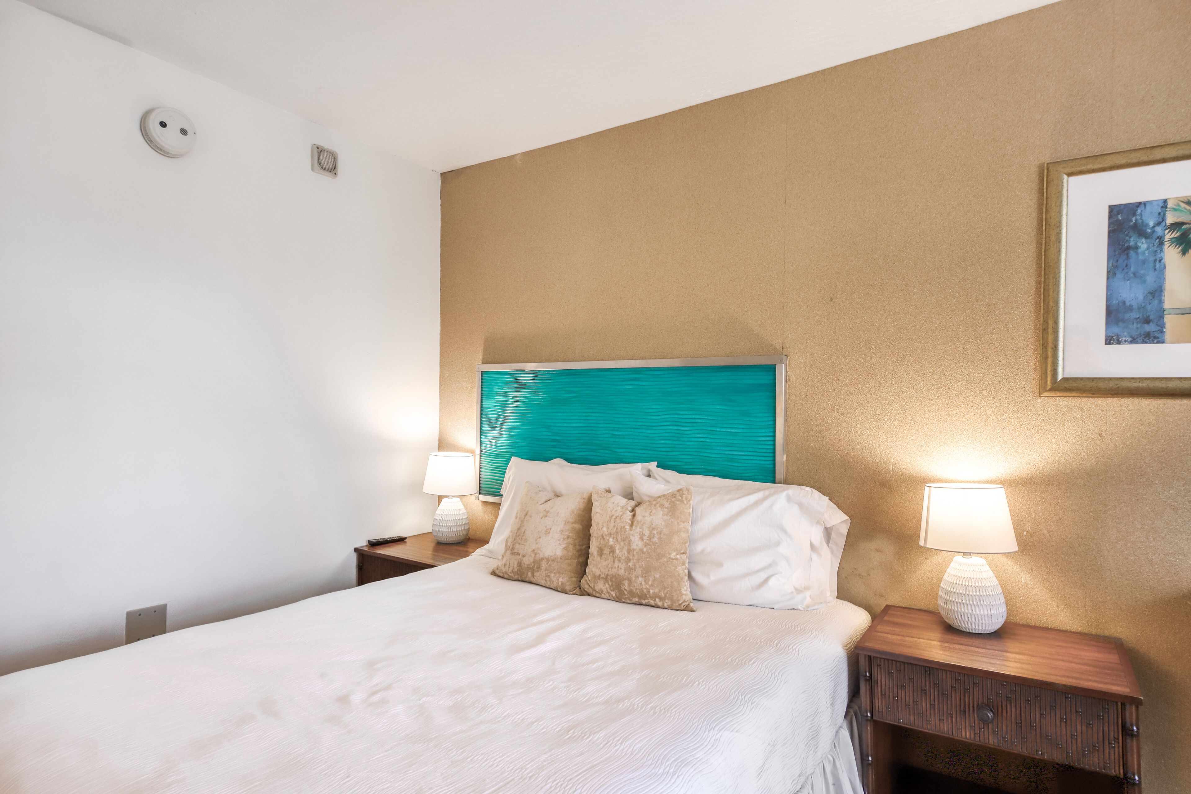 City-view studio with balcony & WiFi - mere steps from Waikiki beaches