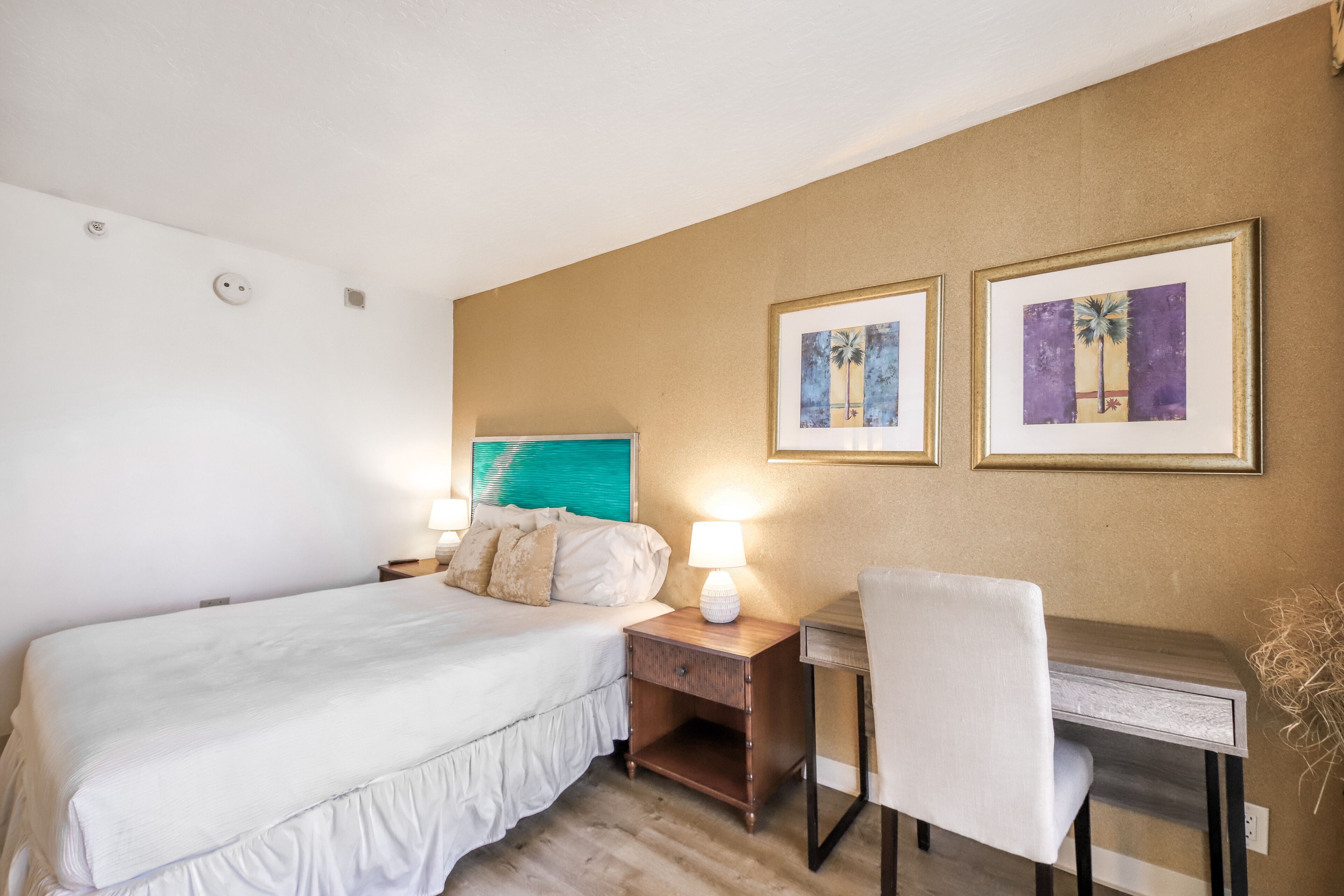 City-view studio with balcony & WiFi - mere steps from Waikiki beaches