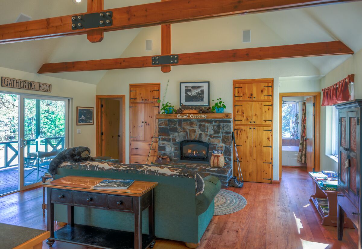 Yosemite Country Cabin - Modern & Private in a woodland setting.