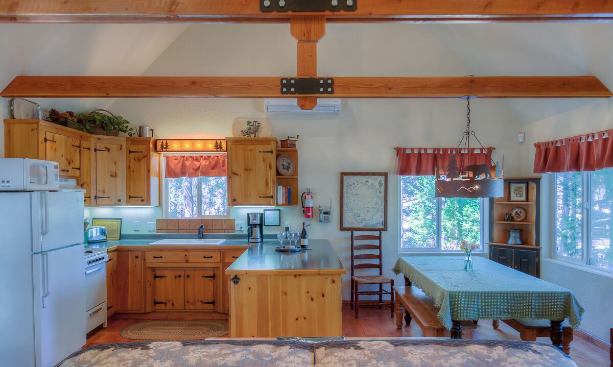 Yosemite Country Cabin - Modern & Private in a woodland setting.