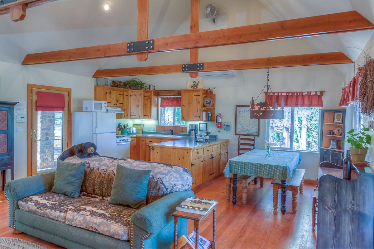 Yosemite Country Cabin - Modern & Private in a woodland setting.