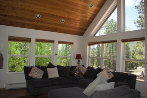 Smart TV, fireplace, DVD player, books - Purgatory Mtn Retreat close to Durango with National Forest Backyard, Sleeps 8 (Durango)