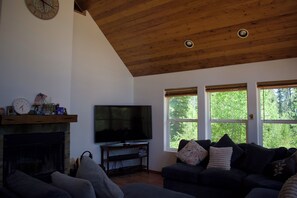 Smart TV, fireplace, DVD player, books - Purgatory Mtn Retreat close to Durango with National Forest Backyard, Sleeps 8 (Durango)