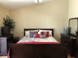 3 bedrooms, desk, iron/ironing board, travel crib