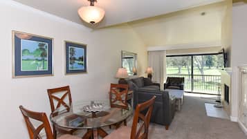 Televisión de pantalla plana y chimenea