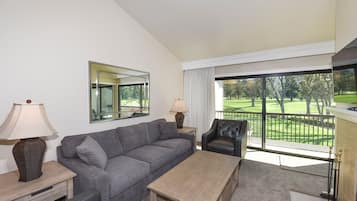 Televisión de pantalla plana y chimenea