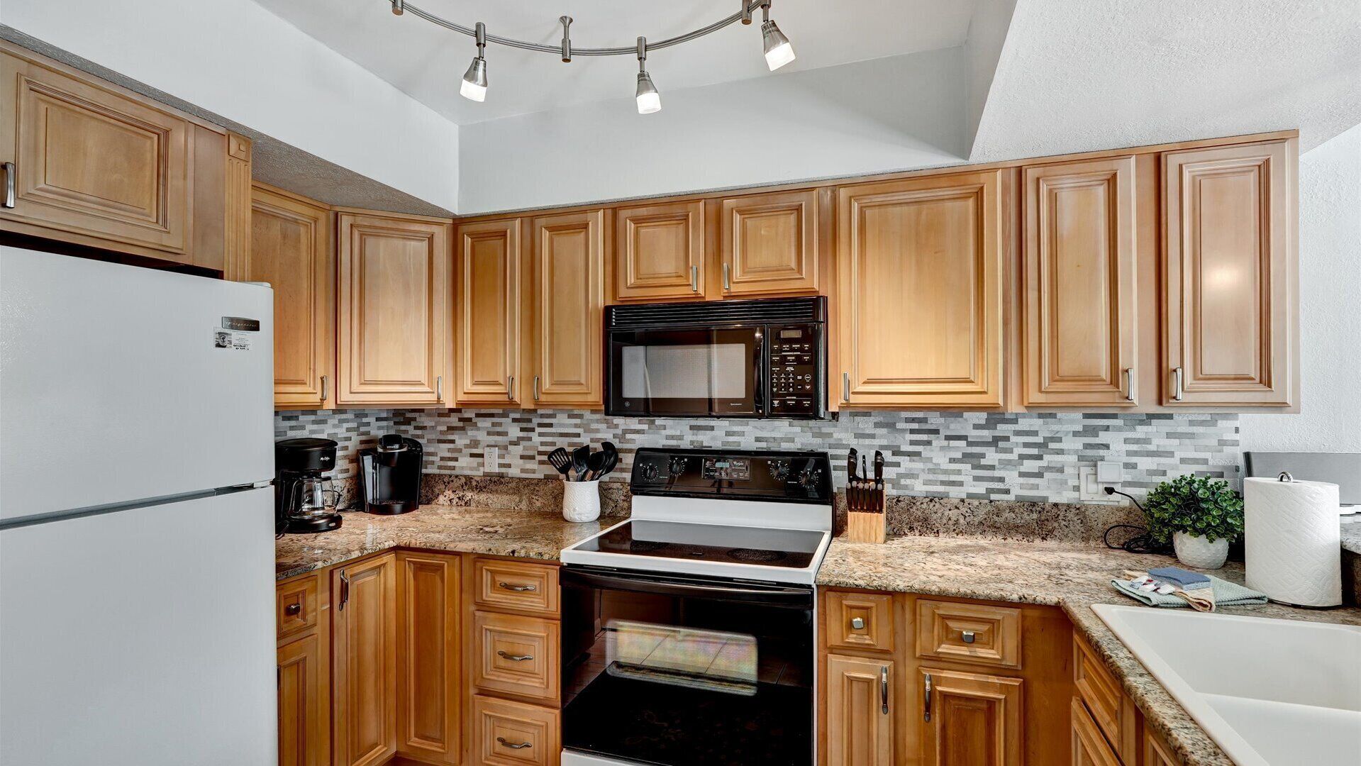 Jääkaappi, mikroaaltouuni, uuni, liesi