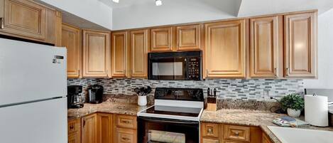 Kjøleskap, mikrobølgeovn, ovn og kokeplater