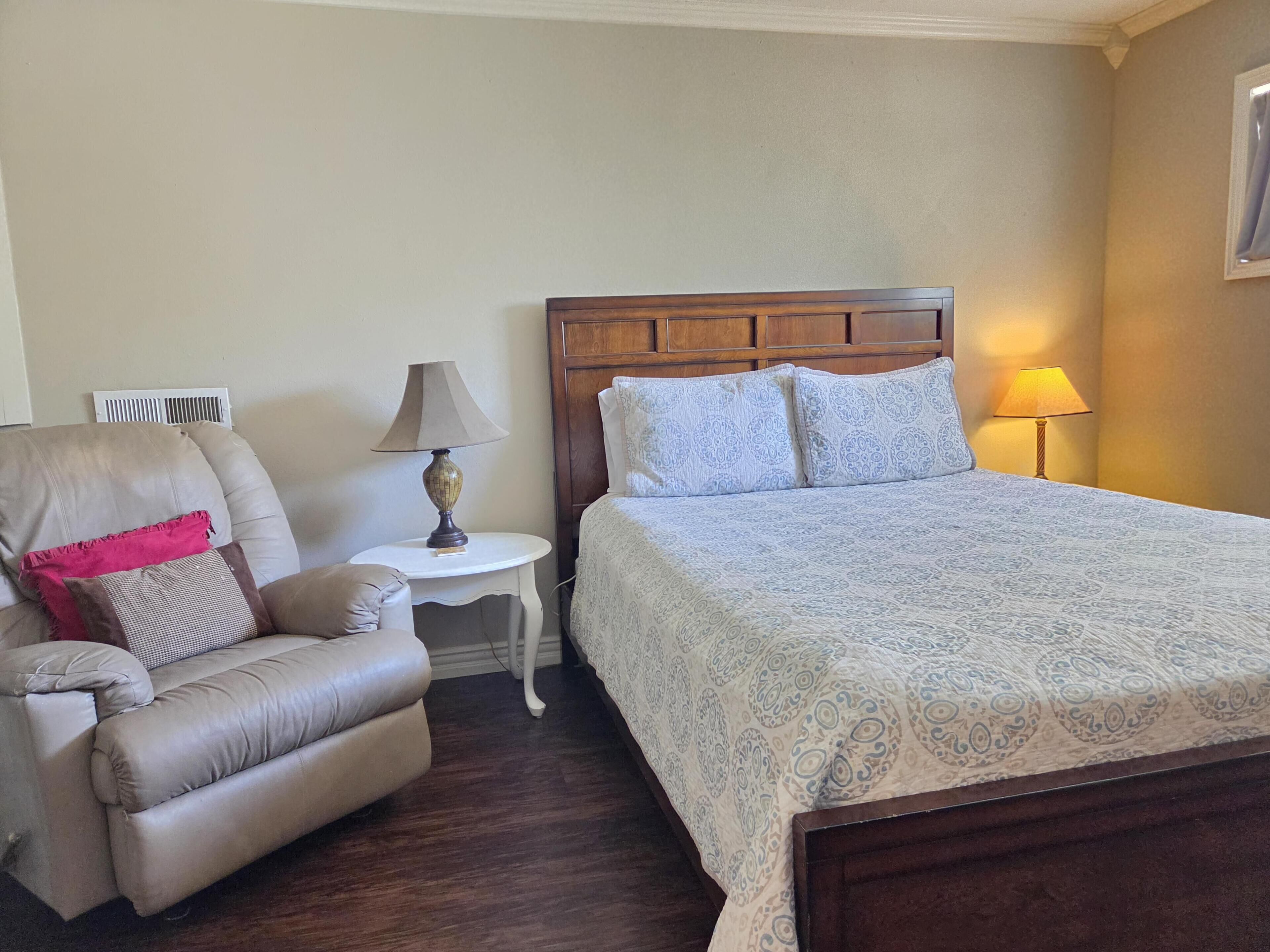 5 bedrooms, iron/ironing board, bed sheets