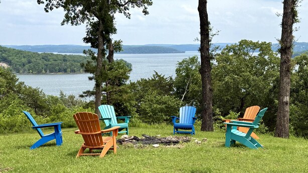 Une vue sur le lac, avec quatre chaises Adirondack et un foyer.