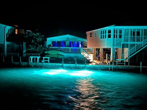 Una piscina al aire libre, una piscina climatizada