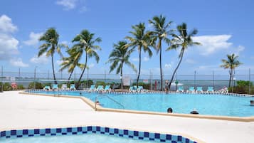 Una piscina al aire libre, una piscina climatizada
