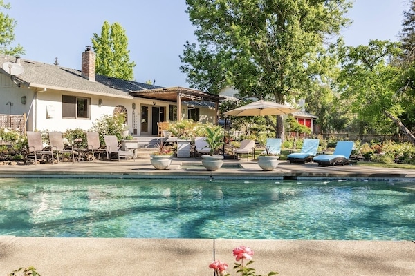Una piscina al aire libre