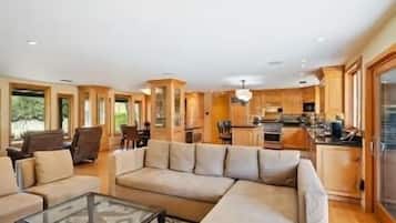 Smart TV, chimenea, tenis de mesa y biblioteca musical