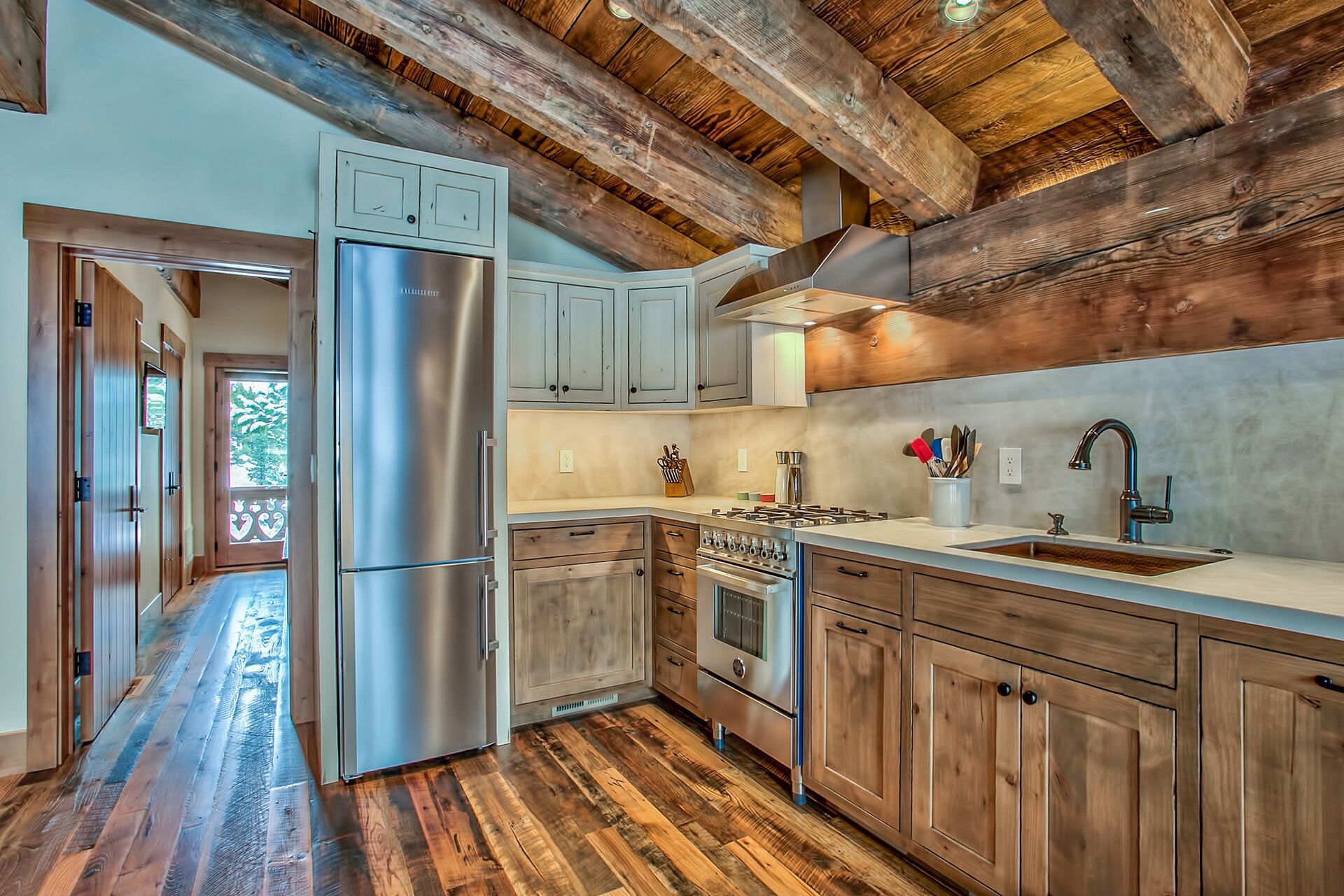 2023/24 Ski Lease Available - A Quick Minute From the Lifts